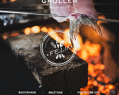 Fischfilet auf kleinen Metallspießen über glühender Holzkohle, verfeinert durch offenes Feuer. Logos von Gröller Hospitality und Felix.